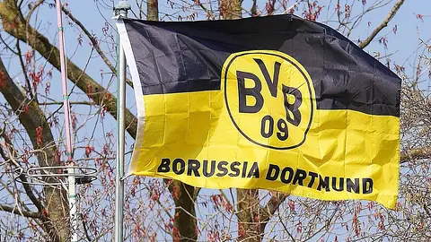 Borussia Dortmund rozważa transfer Ethana Nwaneriego z Arsenalu