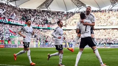 Legia wywozi trzy punkty z Niecieczy dzięki główce Adamskiego