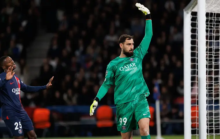 Gianluigi Donnarumma bohaterem derbów Manchesteru. Obronił strzał Bryana Mbeumo