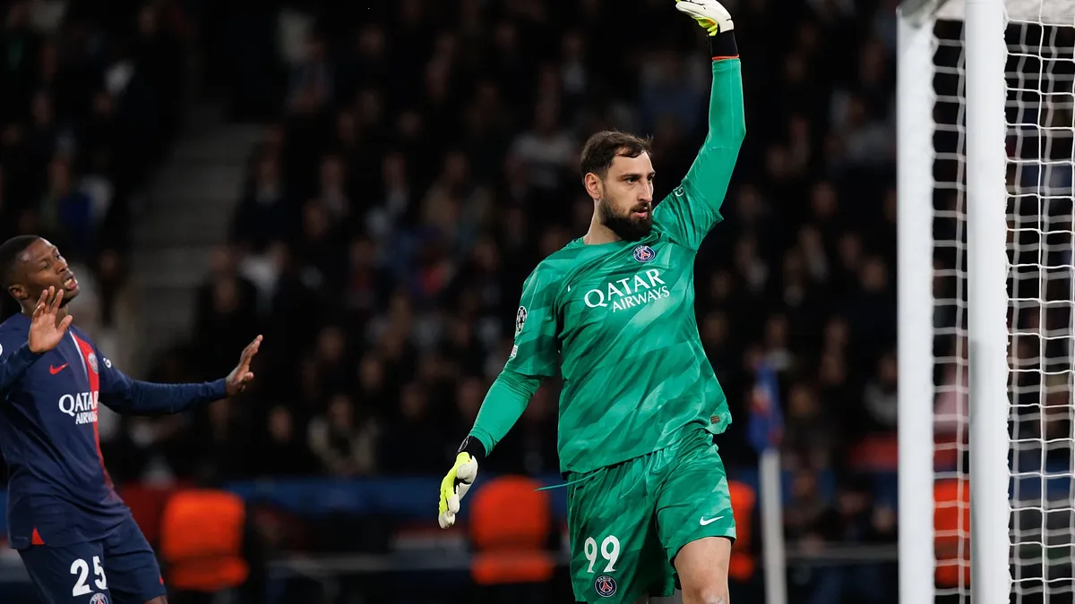 Gianluigi Donnarumma bohaterem derbów Manchesteru. Obronił strzał Bryana Mbeumo