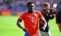 Manchester United celuje w Daviesa, Bayern rozważa transfer
