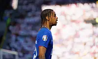 Liverpool uzgadnia warunki z Barcolą, negocjacje z PSG w toku