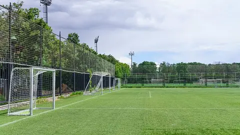 Piłkochwyty – jakie pełnią funkcje na boiskach i obiektach sportowych