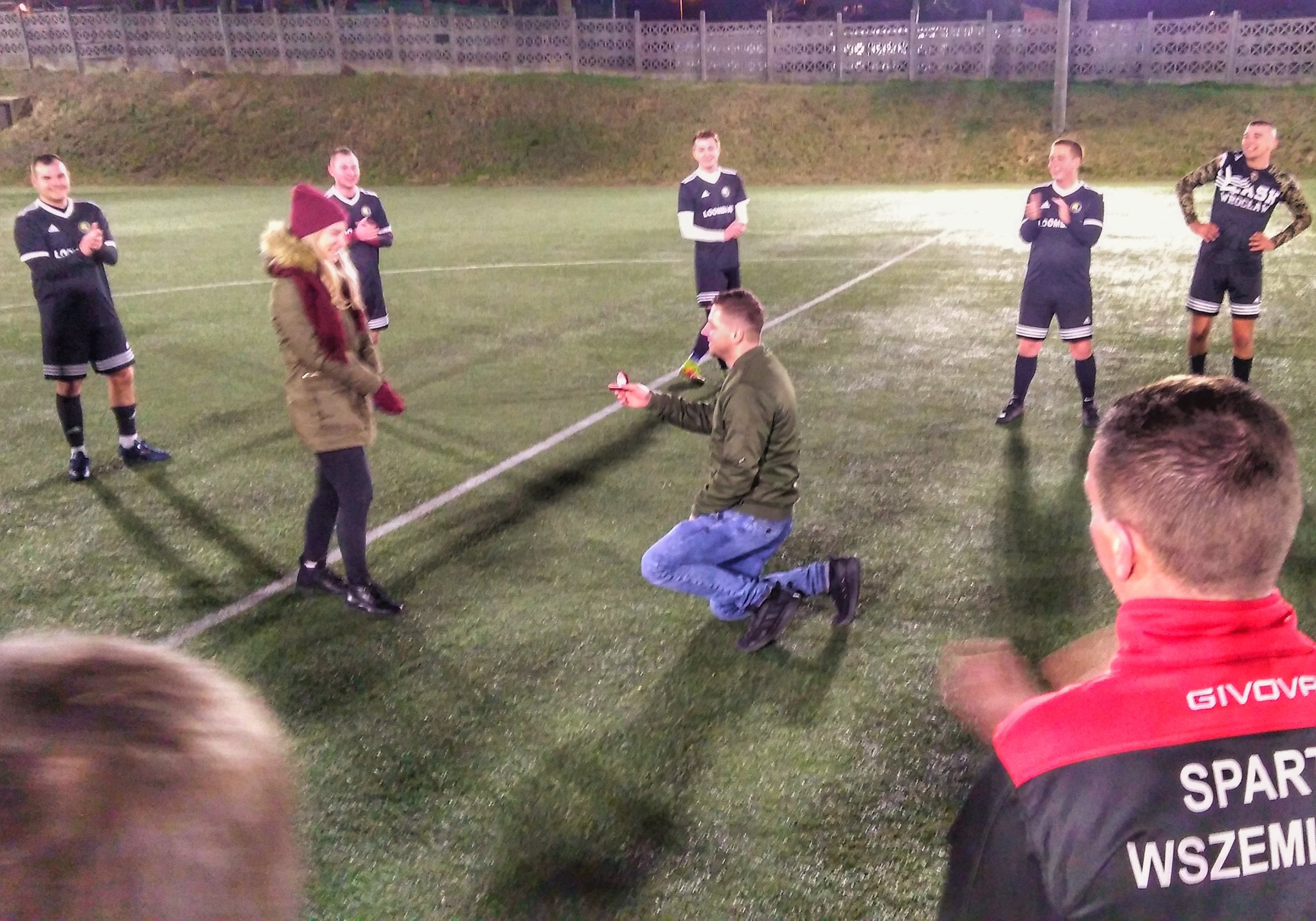 B-klasa Wrocław II. Były zawodnik Sparty Wszemirów oświadczył się swojej partnerce…na środku boiska ( Wideo)