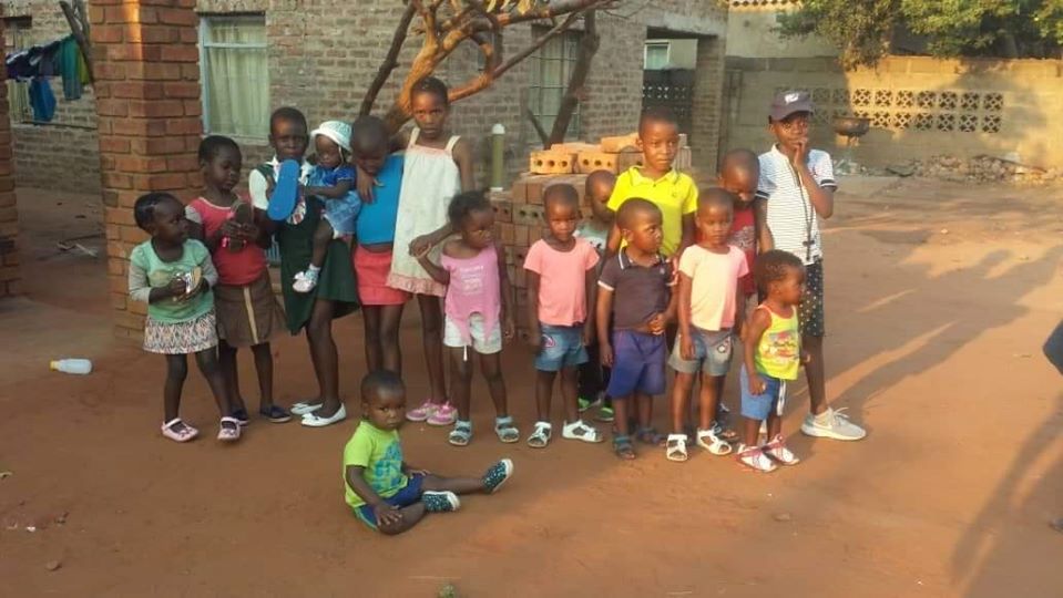 MKS Dąb Dębno przekazał kilkanaście kompletów strojów piłkarskich dla dzieci z Zimbabwe