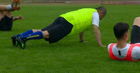 71-letni zawodnik A-klasowej Odry Górzyca nie zamierza zawieszać piłkarskich butów na kołku (Wideo)