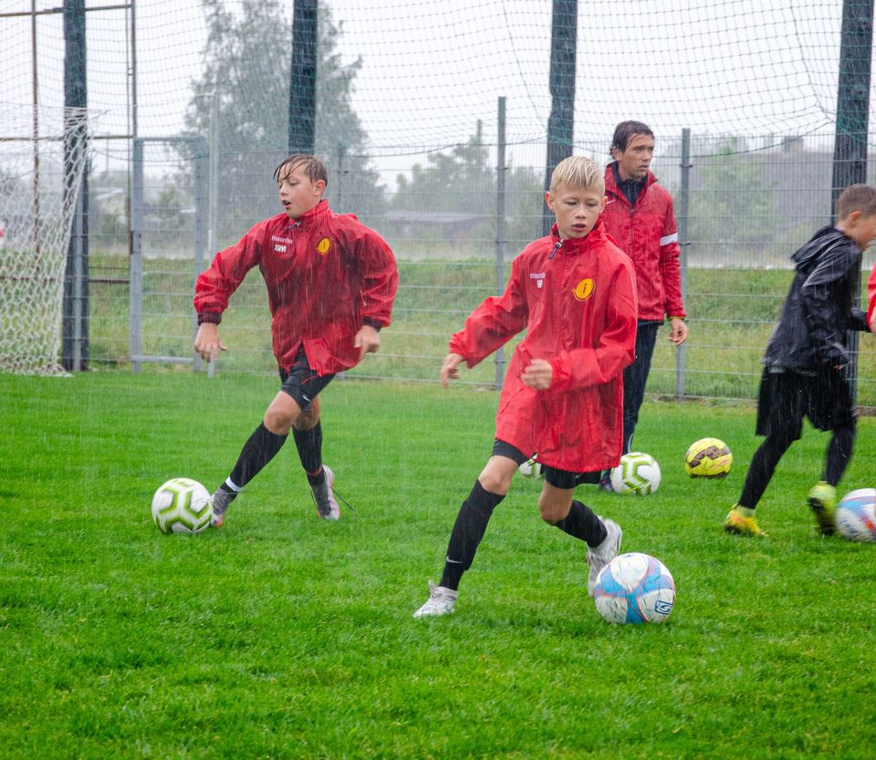 Włamanie na stadionie Iskry Kochlice. Skradziono piłki przeznaczone dla dzieci trenujących w klubie
