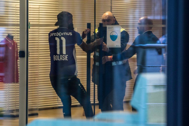 Piłkarz założył koszulkę największego rywala i… nie wpuszczono go do budynku klubowego