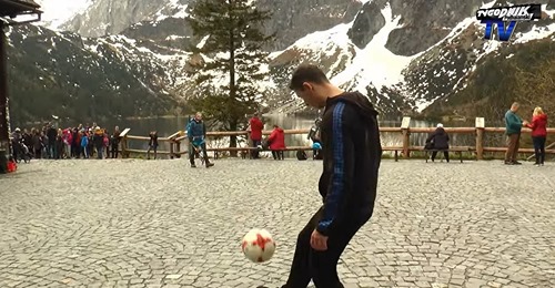 Freestyler z Jaworzna wszedł na Morskie Oko, żonglując piłką (WIDEO)