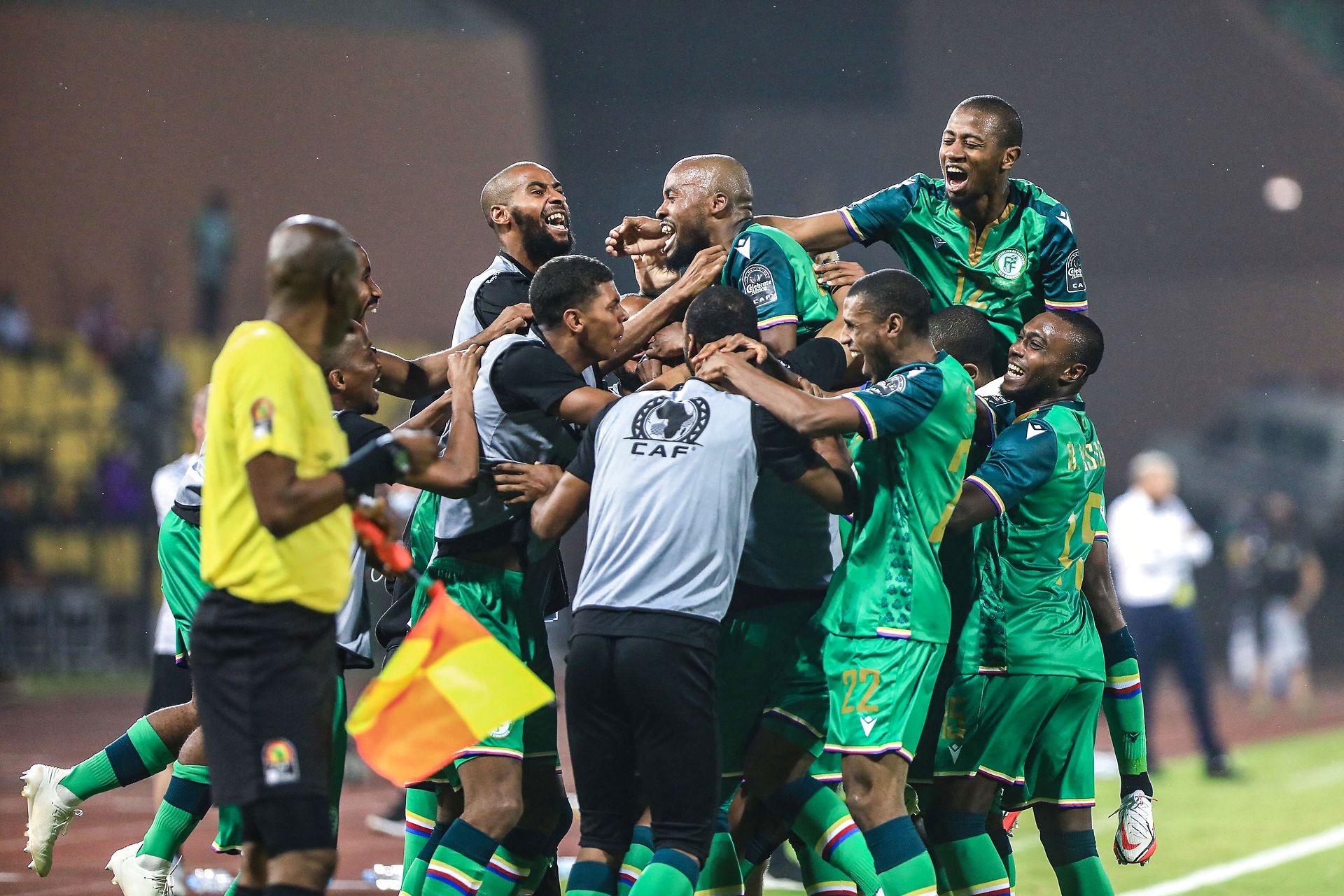 Puchar Narodów Afryki: Rewelacja turnieju o ćwierćfinał zagra… bez bramkarza i trenera!