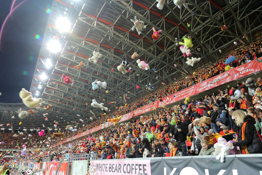Wow! 100 tysięcy pluszaków rzuconych na murawę w ramach akcji “Dorzuć Misie” na stadionie w Białymstoku